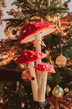 Christmas Tree Topper Diy, Tree Topper Diy, Creative Christmas Tree Ideas, Mushroom Christmas Tree, Diy Christmas Trees, Diy Tree Topper, Woodland Christmas Decor, Woodland Christmas Tree, Mushroom Christmas