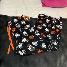 Cute Brand New Halloween Hello Kitty Pants! I Have Two Size Medium Cute Black Loungewear Bottoms, Black Halloween Loungewear Pants, Hello Kitty Pants, Kuromi Clothes, Halloween Pajama Pants, Halloween Hello Kitty, Halloween Pajamas, Hello Kitty Halloween, Black Orange