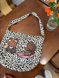 𝔇𝔢𝔱𝔞𝔦𝔩𝔰: Style: Y2k, E-girl, Kawaii, Aliyah core Material: Acrylic Length: 45cm * 42cm This adorable tote features a kawaii pattern with cheetah prints and a sweet kitty face design. Perfect for adding a pop of fun to your everyday look while fitting all your essentials with its spacious capacity. Enjoy free shipping with the purchase of over 80$ Aliyah Core, Y2k Cheetah Print, Kawaii Pattern, Sweet Kitty, E Girl, Lingerie Costume, Costume Shop, Face Design, Today Only