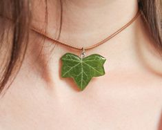 I just want you to imagine this little piece of nature caressing your neck. This green choker necklace is the complement you've always been looking for: Imagine this real ivy leaf necklace in informal moments, or better yet, in those other more formal ones. This adjustable cord choker necklace will not make you go unnoticed. The nature condensed in this green choker necklace is immensely beautiful, as I have made it with all my love from a real leaf collected in the mountains where I live. This Trendy Leaf-shaped Jewelry Gift, Green Adjustable Cord Jewelry Gift, Trendy Necklace With Adjustable Cord, Trendy Gift Necklaces With Adjustable Cord, Trendy Adjustable Cord Necklace Gift, Trendy Adjustable Cord Necklaces As Gift, Pendant Choker With Adjustable Cord As A Gift, Adjustable Cord Pendant Choker As Gift, Green Leaf-shaped Necklace For Gift