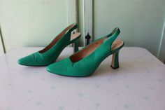 "1980s lovely green leather size 6 womens (6M) great vintage condition bellini brand PERFECT with a pink dress:) 9.25\"tip to tip (taken from inside heel) 3\"ball 3.5\"heel Thank YOU and please feel free to ask me any ?s:) Have a lovely day!! xoxo www.etsy.com/shop/retroandme" Green Open Toe Slingback Pumps With 4-inch Heel, Green Slingback Pumps With 4-inch Heel For Evening, Green Slingback Pumps With Ankle Strap, Green Slingback Pumps With Sculpted Heel For Party, Chic Green Slingback Pumps With Sculpted Heel, Green Slingback Pumps With Sculpted Heel For Summer, Green Slingback Pumps With Padded Heel For Party, Green Padded Heel Slingback Pumps For Party, Green Closed Toe Slingback Pumps For Party