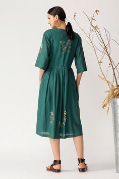 Green midi dress with floral cross-stitch embroidered motifs, front gathers and side pockets.
Component: 1
Embroidered
Neckline: Notched
Sleeve Length: Three quarter
Fabric: Cotton
Color: Green
Floral motif work - Aza Fashions Floral Print Knee-length Embroidered Dress For Garden Party, Knee-length Embroidered Floral Dress For Garden Party, Green V-neck Dress With Floral Embroidery, Embroidered A-line Garden Party Dress, Floral Embroidered A-line Dress For Garden Party, Knee-length Embroidered Dress With Floral Embroidery For Garden Party, Spring Cotton Midi Dress With Floral Embroidery, Knee-length Floral Embroidered Dress For Spring, Embroidered Knee-length Midi Dress For Garden Party