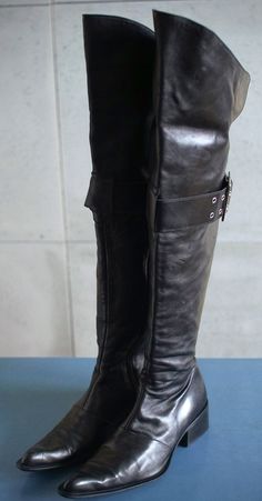 Ricardo Cartillone Berlin designer italian vintage OVERKNEE cowgirl pointy toed boots. real size: 37 EUR, 6 1/2 US WOMEN, 4 UK WOMEN high quality leather made in Italy condition: good vintage Vintage Wide Calf Leather Boots, Knee High Boots Vintage, Vintage Black Pointed Toe Boots, Vintage Leather Ankle-high Boots, Vintage Leather Knee-high Boots, 90s Boots, Steampunk Boots, Vintage Flats, Spike Heels