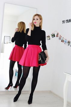 Cómo usar una falda skater para navidad y año nuevo Skirt With Black Tights, Simple Christmas Outfits, Black Opaque Tights, Rok Mini, Women In Black, Cozy Winter Outfits, Elegante Casual, Black Pantyhose, Pink Skirt