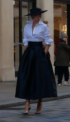 Black Women 40s Fashion, Black Wide Skirt Outfit, Luxury Skirt Outfit, Rich Mom Aesthetic Classy Outfit, Pleated Long Skirt Outfit Classy, Elegent Women Classy Outfit, Flare Skirt Outfit Classy, Black A Line Skirt Outfit, Chic Church Outfits