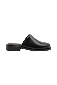 Lemaire sqare mule in vegetable-tanned buffalo leather, shiny finish.Gender: Women.Material: BUFFALO LEATHER | 100% BUFFALO LEATHER.Color: Black.Made in: PT.Product ID: FO0061 LL0042.*Import tax/duty will be calculated at checkout (If applicable) Modern Mules With Leather Footbed And Square Toe, Leather Square Toe Mules With Rubber Sole, Classic Square Toe Mules With Leather Footbed, Elegant Clogs With Leather Footbed For Formal Occasions, Leather Slip-on Mules With Square Toe, Modern Leather Clogs With Square Toe, Formal Leather Clogs With Flat Heel, Sleek Leather Mules For Business, Classic Calf Leather Mules With Square Toe