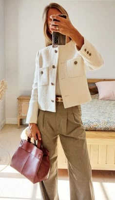 Style White Cardigan, Classy Chic Outfits, Old Money Classy, Classic Fashion Pieces, Mode Tips, Cute Work Outfits, Chanel Outfit, Corporate Outfits, Mode Casual