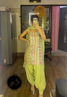 Colorful Haldi Outfit, Punjabi Sleeveless Salwar Suits, Green Salwar Suit For Women, Patiala Dress Designs, Green Suit Design Women, Patiala Suit Salwar Design, Heavy Patiala Suit, Desi Halloween Costume, Suit Girls Punjabi