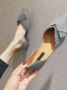 Elegant pointed toe slip-on flats boat shoes Wedding Shoes Sandals, Lace Up Ballet Flats, Flats Boat, Elegant Pant, Women Flats, Flats Shoes, Classic Shoes, Luxury Shoes, Low Heels