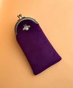 Gorgeous handmade purple velvet glasses case or pencil case. Suitable for reading glasses or sunglasses. - Bronze colour Kiss lock clasp - Dimensions: H:18.5cm X  W:10.5 cm approximately  - Padded  - The pattern of the lining inside of the bag may vary. But don't worry, I always make sure the  lining of the bag matches the outside beautifully. - Accessories not included Due to different monitor settings, colours may differ slightly from those pictured ! More available here: https://www.etsy.com/uk/listing/1622755655/ https://www.etsy.com/uk/listing/1633852389/ https://www.etsy.com/uk/listing/1654774618/ Purple Pencil Case With Pen Holders As Gift, Gift Purple Pencil Case With Pen Holders, Purple Glasses, Glasses Pouch, Bronze Colour, Eyeglasses Case, Vintage Eyeglasses, Eye Wear Glasses, Purple Velvet