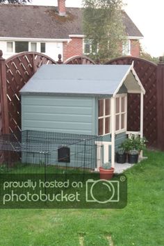 a small dog house in the back yard