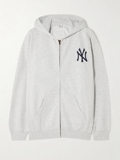 Sporty & Rich's hoodie is part of its collaboration with '47 & The New York Yankees. Perfect for a fan of the east coast baseball team, it's cut from comfortable fleece-back cotton-jersey and printed with the iconic crest. Yankees Hoodie, Rich Clothing, Rich Clothes, Sporty Dress, Club Sweatshirts, Sporty And Rich, Baseball Team, Beachwear For Women, Womens Loungewear