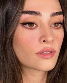 Eyeliner No Eyeshadow, Makeup For Strong Features, Subtle 60s Makeup, Brown Eye Bridal Makeup, Makeup Looks Without Lashes, Protruding Eye Makeup, High Contrast Makeup, 2024 Makeup Trends, Casual Makeup Looks