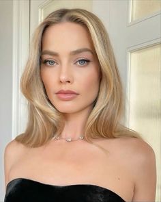 Margot Robbie Hair Green Dress, Margot Robbie Eye Makeup, Margot Robbie Makeup Looks, Margot Robbie Hair Color, Gwyneth Paltrow Hair, Margot Robbie Makeup, Margot Robbie Hair, Skincare Favorites