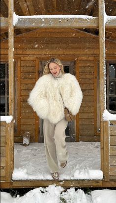 Ski Chic, Airport Outfit Winter, Cute Airport Outfit, Mountain Fashion, White Fur Jacket, Aspen Ski, Ski Outfits, Comfy Travel Outfit