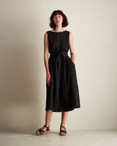 SPRING 17 | Supple, weighty, Italian-woven, garment-dyed cotton/linen twill with boat-neck and cross-over V at back. Wide, wrappy self fabric tie at waist Minimal Stil, Necklaces Black, Black Skirts, Black Linen Dress, Wear Necklaces, Linen Dresses, Skirt Pattern, Classy Dress, Womens Midi Dresses