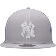 Represent your favorite team with the same style the players wear. This New York Yankees 2023 On-Field Batting Practice 9FIFTY Snapback Hat from New Era will make you feel like you're taking the field with your favorite MLB stars every time you put it on. The sleek New York Yankees graphics are sure to help you stand out in any ballpark you step in this season. Flat bill with ability to curve Snapback Officially licensed High Crown Embroidered graphics with raised details Brand: New Era Structur Gray Snapback Hat For Baseball Season Sports Events, Sporty Baseball Cap With Short Brim For Sports, Sporty Short Brim Baseball Cap, Short Brim Baseball Cap For Baseball Season, Gray Trucker Hat For Baseball Season Sports Events, Yankee Hat, New York Yankee Hat, Black Panels, For Sale Sign