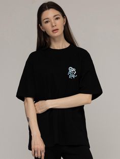 This is a casual and comfortable t-shirt by GRAVER that is made out of high quality and sturdy material. With distinctive mood of the design and comfortable wear, you can style it for your casual daily outfit.- Urethane graphic print detail- Cotton fabric with soft touch and minimum distortion- Double sturdy neck banding Relaxed Fit Black T-shirt With Graphic Print, Casual Black T-shirt With Graffiti Print, Trendy Black T-shirt With Graffiti Print, Sporty Short Sleeve T-shirt With Graffiti Print, Black Tops With Graffiti Print And Relaxed Fit, Black Relaxed Fit Top With Graffiti Print, Black Graphic Tee With Graffiti Print, Black Graphic Tee T-shirt With Graffiti Print, Black Cotton T-shirt With Graffiti Print