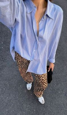 Trendy Outfits For Short Women, Adidas Samba Outfits, Samba Outfits, Dinner Outfit Casual, Sweat Gris, Outdoor Streetwear, Latina Outfits, Samba Outfit, Leopard Print Pants