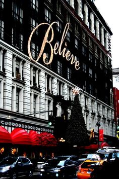 an image of a christmas tree on the side of a building that says beleno