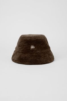 The iconic bucket hat just got a Sherpa update! Top off your cool-weather look with this plush Sherpa bucket hat, featuring a full, textured brim. Plush sherpa (faux fur) Center front woven patch Alo logo Sherpa Bucket Hat, Faux Fur Bucket Hat, Cold Weather Hats, Yoga Shop, Back Women, Alo Yoga, Knit Set, Hats For Women, Bucket Hat