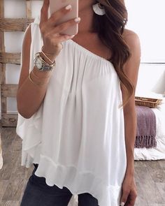 Blouse Necklines, Ruffle Hem Blouse, Elegante Y Chic, Neckline Designs, Chiffon Ruffle, Loose Blouse, Trend Fashion, Loose Tops, Women Shirts Blouse