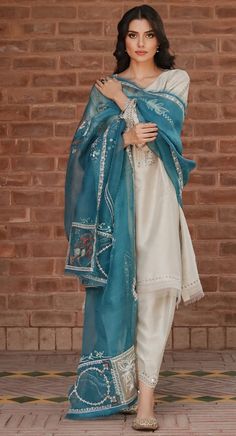 Dupatta And Shawl Together, Simple Indian Suits Classy, Pakistani Eid Dress Ideas, Suit Pakistani Style, Trendy Suit Designs, Simple Eid Outfits, Eid Dress Design, Simple Suits, Suits For Women Indian