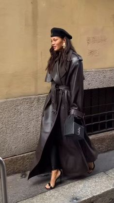 Black Trench Street Style, Leather Trench Coat Aesthetic, Leather Trench Street Style, 90s All Black Outfit, Paris Hat Outfit, Long Leather Trench Coat Outfit, Leather Trench Coat Street Style, Long Leather Coat Outfit, Leather Trench Outfit