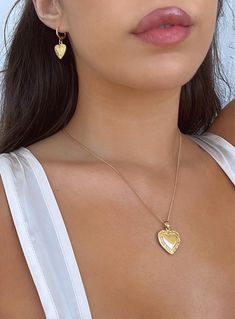 Necklace 90% brass 10% steel 3 mils 18k gold plated Dainty chain Heart pendant Lobster clasp fastening Length adjusts from: 40cm - 48cm / 15.7" - 18.8" Mini Dress Blue, Chain Heart, Lock It, White Headband, Dainty Chain, Necklace Online, Gold Plated Necklace, Floral Dress Black, Gold Plated Jewelry