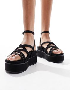 Schuhe von ASOS DESIGN Sonne draußen, Zehen draußen Riemendesign Fesselriemchen Dornschließe Offene Zehenpartie flache Plateausohle Edgy Sandals, Flatform Sandals, Sneaker Shopping, Denim Shop, Everyday Look, Wedge Sandals, Women's Shoes Sandals, Occasion Wear, Jewelry Shop