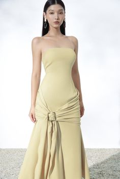 The dress is a stunning piece that effortlessly combines style and comfort. The strapless design showcases your shoulders, while the asymmetric hem adds a touch of edginess. Made with high-quality fabric, this dress is perfect for any occasion, making you look and feel confident. *The product length is measured from the chest to the hem. Khaki Midi Dress, Organza Shirt, Mean Blvd, L And Light, Office Attire, Drop Waist, Showcase Design, Light Yellow, Black Light