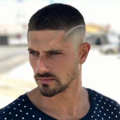 coiffure homme 2018 degrade avec trait #hairstyles Bart Styles, Very Short Hair Men, Crew Cut Haircut, High Fade Haircut, Best Beard Styles, Low Maintenance Haircut, Haircut Designs, Haircut Inspiration