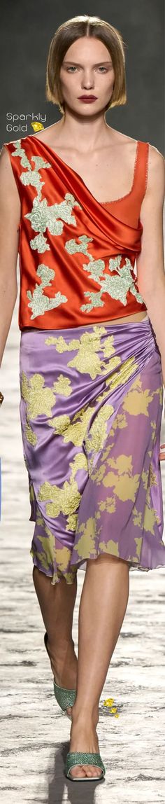 #Versace #Spring2025 #Collection2025 #Runway #SparklyGold #HauteCouture #Fashion Gianni And Donatella Versace, Versace Spring, Versace Couture, Donatella Versace, Gianni Versace, Pretty Dresses, Runway Fashion