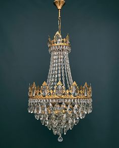 a fancy chandelier hanging from the ceiling