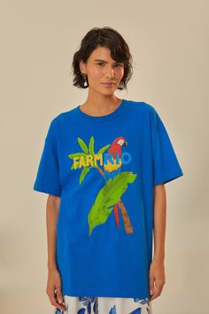 Embrace tropical charm with the Farmrio Relaxed T-Shirt, a vibrant addition to any wardrobe. This piece delights with a lush blue hue as its canvas, featuring a playful parrot and foliage print that brings to life the brand's signature aesthetic. Crafted with a round neckline and relaxed fit, it ensures effortless comfort and style. A visual ode to the rhythms of Rio, it's perfect for those who celebrate life in vivid color. Composition 100% COTTON Care Instructions MACHINE WASH, GENTLE CYCLE, D Foliage Print, Celebrate Life, Short Jeans, Farm Rio, Vivid Color, Blue Hues, Celebration Of Life, Parrot, Sweater Outfits