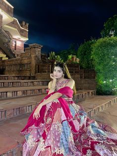 Lehnga ,desi girl , indian outfits♥️ Desi Bridal Aesthetic, Lehnga Poses Aesthetic, Mehandi Outfits Brides, Shaadi Photo, Mehandi Outfit, Beautiful Dps, Traditional Poses, Heavy Lehenga, Indian Pink