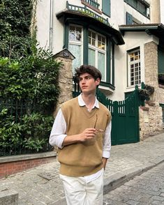 Italy Spring Outfits, College Outfits Men, Old Money Men, Muka Lelaki, Money Men, Sweater Outfits Men, Money Clothes, Preppy Boys, Aesthetic Outfits Men