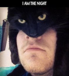 a black cat wearing a hat with the caption je suis batman