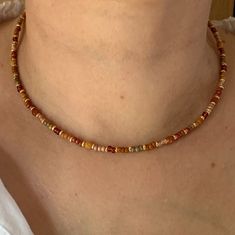 This 14K GF caramel brown seed bead necklace? Yes, it's your little boho chic touch, your little extra "Je ne sais quoi"... Wear it in solo or in a bohemian accumulation style. * Materials: High quality GOLD FILLED 14 K gold clasp and extension chain. Gold-filled is a thick layer of gold on metal, a higher-quality material than gold-plated. Best quality glass seed beads. * Size: The necklace is a choker that measures 39 cm + an extension chain of 3 cm. * Customization If you want a different len Brown Beaded Jewelry, Miyuki Necklace, Brown Beaded Necklace, Preppy Jewelry, Beaded Necklace Designs, Diy Bracelet Designs, Necklace Minimalist, Necklace Beaded, Beaded Choker Necklace