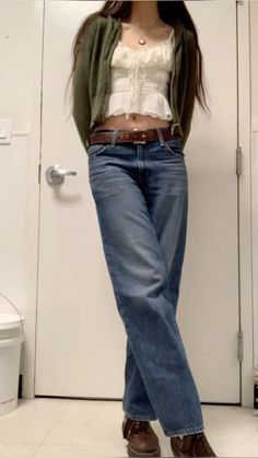 Cc to owner Jean With Belt Outfit, Belt With Jeans Outfit, Vintage Doc Martens Outfit, Brown Belt Outfit Jeans, Brown Jeans Outfit Ideas, Brown Martens Outfit, Urban Vintage Outfits, Docs And Jeans Outfit, Outfits With Belts And Jeans