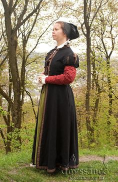 Elizabethan Renaissance fitted gown for 16th century folk costume - Historical reenactment Historical Victorian Dress For Larp, Traditional Fitted Medieval Costume Dress, Vintage Victorian Dress For Larp, Fitted Prairie Dress Costume For Medieval Festivals, Medieval Prairie Dress For Costume, Victorian Dress For Medieval Festivals With Historical Design, Fitted Prairie Dress For Larp And Medieval Festivals, Traditional Fitted Medieval Dress With Historical Design, Fitted Traditional Medieval Dress With Historical Design