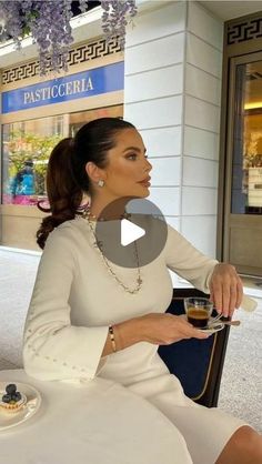 CAMILA BARONE|Cons.de Estilo on Instagram: "Essas 10 (dez) Peças 
 fazem toda diferença você ter no seu closet/armário.
São essências na hora de montar os seus looks, pois trazem praticidade e elegância.
Se esse é seu desejo de imagem, 
Invista nessas peças!
.
.
.
.
.
#armariointeligente #consultoriadeestilo #coachdeimagem #modacomproposito #estilocompropósito #estilosa #mulhereselegantes #estiloeelegante #estilocasualchic #modafeminina #tendências2024 #sjriopreto" Trendy Christmas Outfits, Christmas Outfit