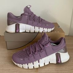 Preowned in good condition 
No box
Item has signs of wear- It is not new
PLEASE VIEW ALL PHOTOS 


BN1099. #271 Metcon 5 Nike Women, Nike Free Metcon, Nike Metcon, Women Sneakers, All Photos, Nike Free, Womens Sneakers, Nike Women, Violet