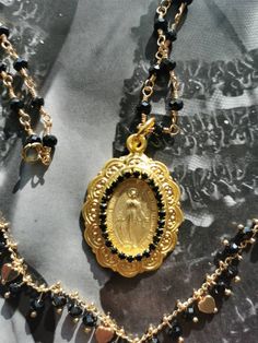 Traditional miracolous Madonna medal, black swarovski and crystal rosary chain in gold tone, for this italian glam necklace. Single piece. On my etsy shop you can buy the ring to wear for a glamour set. Vintage Crucifix Necklace With Miraculous Medal, Italian Glam, Glam Necklace, Crystal Rosary, Mary Necklace, Virgin Mary Necklace, Mary Catholic, Vintage Assemblage, Charms Necklace