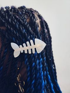 Fishbone Hair Clip Alligator Clip Crafts, Octopus Clip Hairstyles, Grunge Hair Clips, Hair Clips In Hair, Weird Hair Accessories, Bug Hair Clips, Ocean Themed Accessories, Cute Hair Brush, Hair Clips Ideas