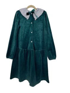 Beautiful 1980s dress in good vintage condition. This fits approx 7-8 years. There is a mark on the back of one sleeve Winter Flower Girl Dress, Winter Flower Girl, Girls Velvet Dress, Vintage Baby Boys, Mommy And Me Dresses, Green Velvet Dress, Vintage Jumper, 1980s Dresses, Green Girl