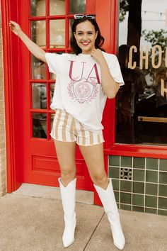 This oversized crewneck tee is perfect for showing your team spirit! It's made of a soft and comfortable cotton blend fabric, and features a vintage graphic of your favorite football team. The oversized fit allows you to layer it over other pieces, and the bright colors will make sure you stand out in the crowd. Make a Collegiate Style Tops For Game Day In Summer, Summer Collegiate Relaxed Fit Tops, Collegiate Style Summer Tops With Relaxed Fit, Relaxed Fit Collegiate Summer Tops, Summer Collegiate Style Tops With Relaxed Fit, Oversized Fall T-shirt For College, Oversized College Style T-shirt For Fall, Oversized Fall College Style T-shirt, School Spirit T-shirt For Game Day In Spring