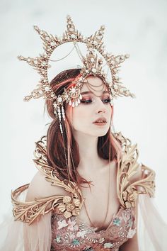 Gold Halo Crown with filigrees. Crown is lightweight, well molded, comfortable to wear. The crown will be a great addition to the Met Gala Evening, Ball, Wedding, Party or Festival. Any skilled photographer will find its use, the crown throws reflections, so it will be a great prop for art photography. :) Photo: Jovana Rikalo Celestial Outfit, Cape Fantasy, Gold Halo Crown, Festival Crown, Halo Headpiece, Boho Crown, Look Boho Chic, Halo Crown, Diy Kostüm