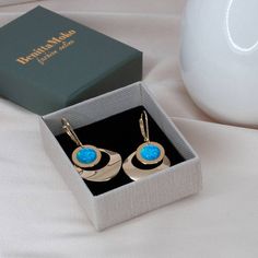 Schmücken Sie sich mit Raffinesse. Unsere goldblauen Opal-Kreis-Ohrhänger für Damen strahlen Eleganz und Charme aus. Werten Sie Ihren Stil mit dieser fesselnden Kombination auf, perfekt für ein umwerfendes Mode-Statement.

 ☆ Opal 8mm Durchmesser
 ☆ Hebelrücken aus Sterlingsilber 925 mit Gelbgoldauflage 14K 



 ☆Dieses Angebot gilt für ein PAAR Ohrringe
 ☆ Nickelfrei – hypoallergen Modern Earrings With Elegant Design For Gift, Modern Elegant Earrings For Gift, Elegant Drop Linear Earrings As Gift, Elegant Linear Drop Earrings For Gift, Nickel-free Opal Earrings, Opal Drop Earrings As A Gift, Elegant Opal Hoop Earrings, Elegant Gold Opal Hoop Earrings, Opal Earrings For Gift