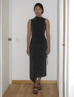 Double play sleeveless dress with soft layered neck. Designed as a short dress which you tie fabric around to make it into a long piece. Color black. Spring Black Tie Dress, 90s Fashion Dresses, Cupro Dress, 90s Minimalism, Style Themes, Minimalism Fashion, Betty Dress, Short Formal Dress, Paloma Wool